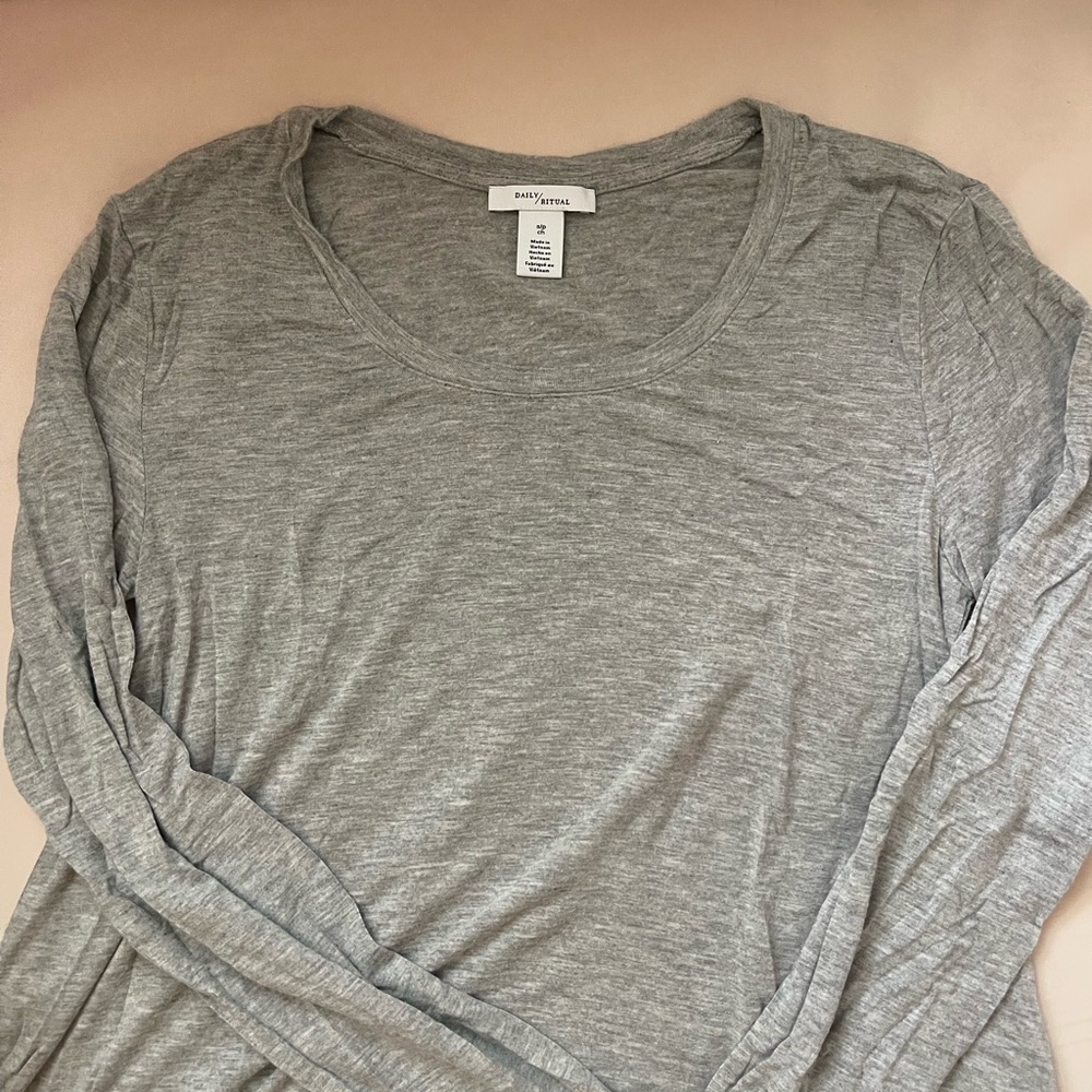 Gray loose fitting long sleeve, Daily ritual